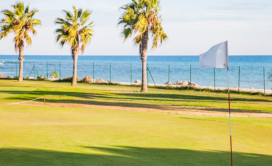 club de golf terramar campo vistas al mar y bandera