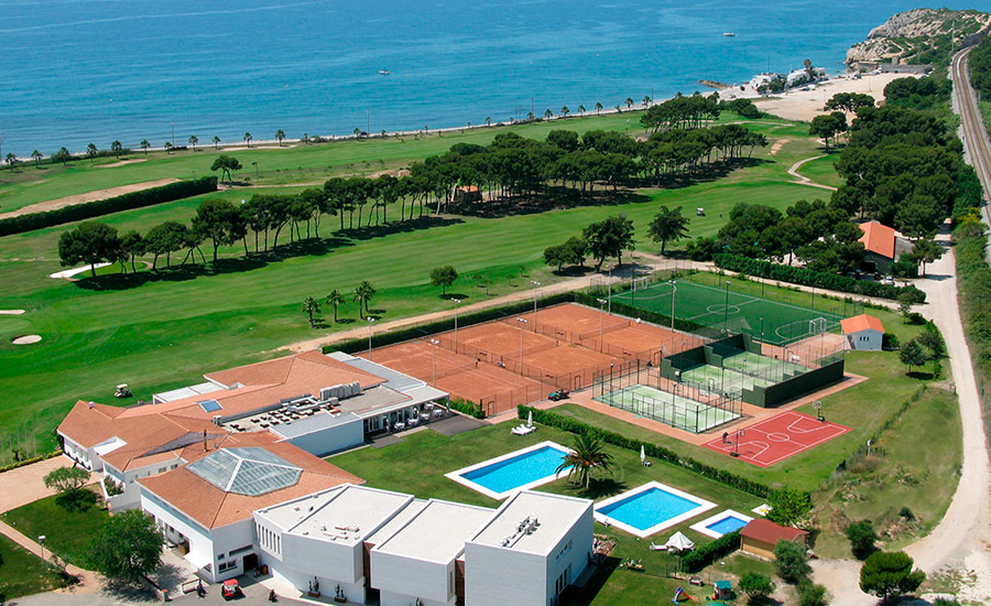 golf en barcelona club de golf terramar vista aerea instalaciones y mar