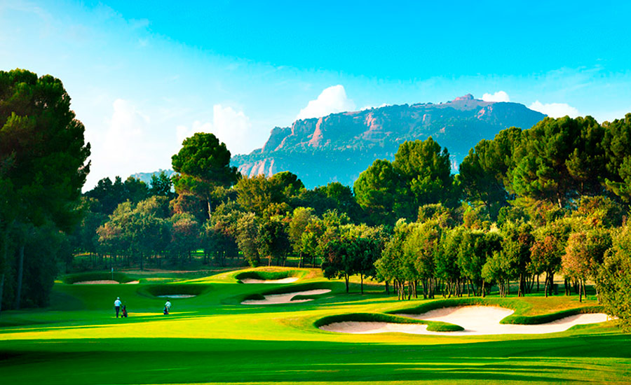 real club de golf el prat campo con bunkers y vistas a la montaña de la mola