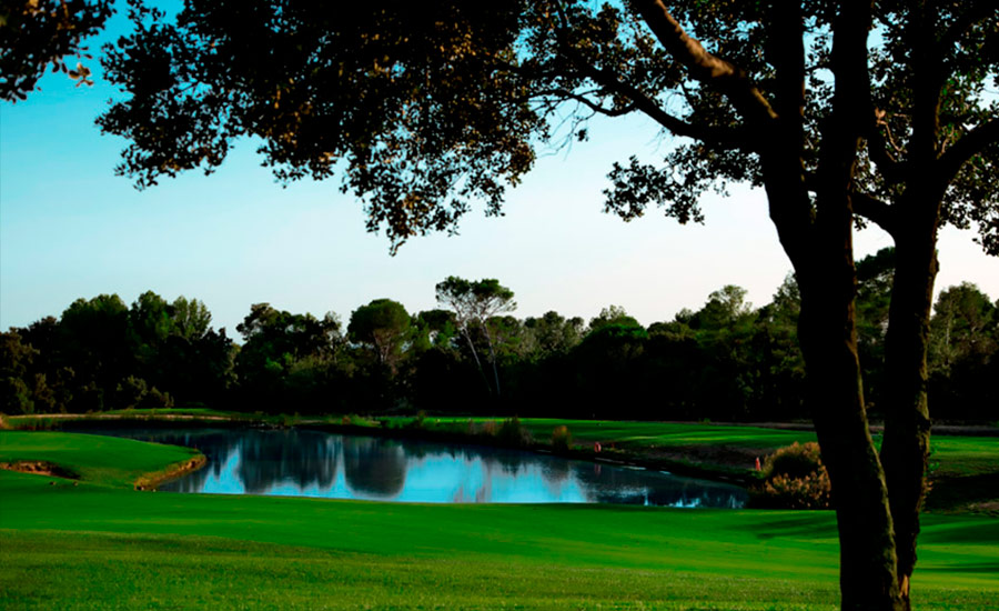 golf en barcelona real club de golf el prat vista lago y arboles