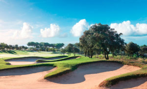 real club de golf el prat campo con bunkers y arboles