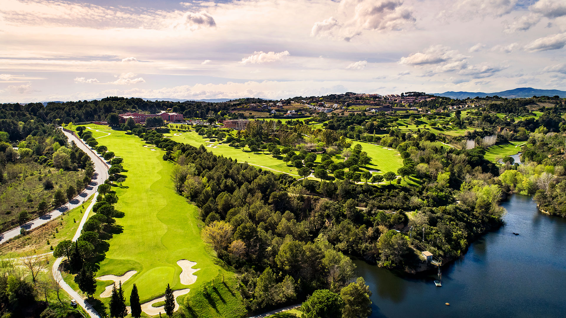campo de golf barcelona vista aerea lago y arboles