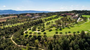 campo de golf barcelona vista aérea arboles hotel y casa club