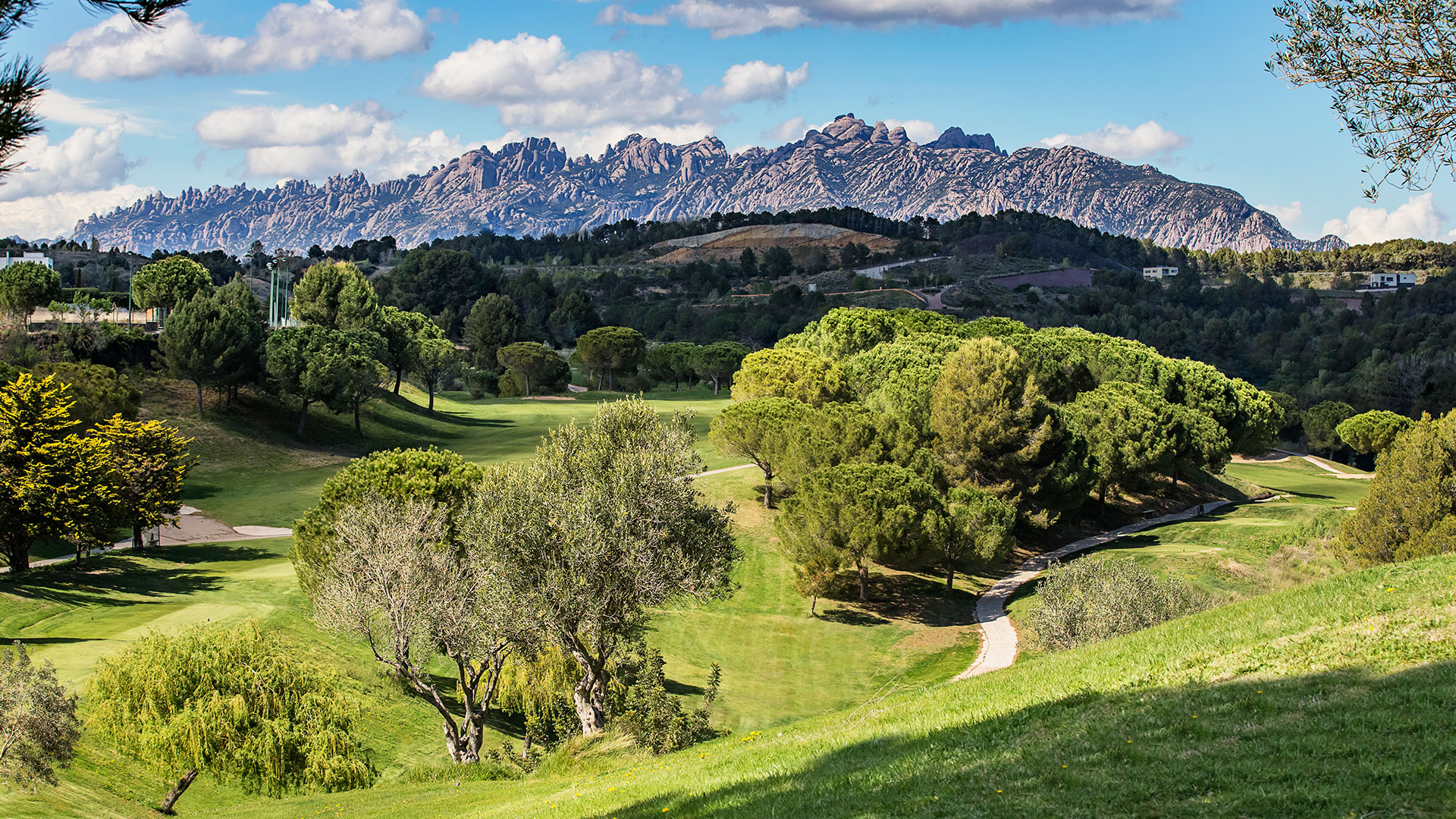 campo de golf barcelona vistas montaña montserrat