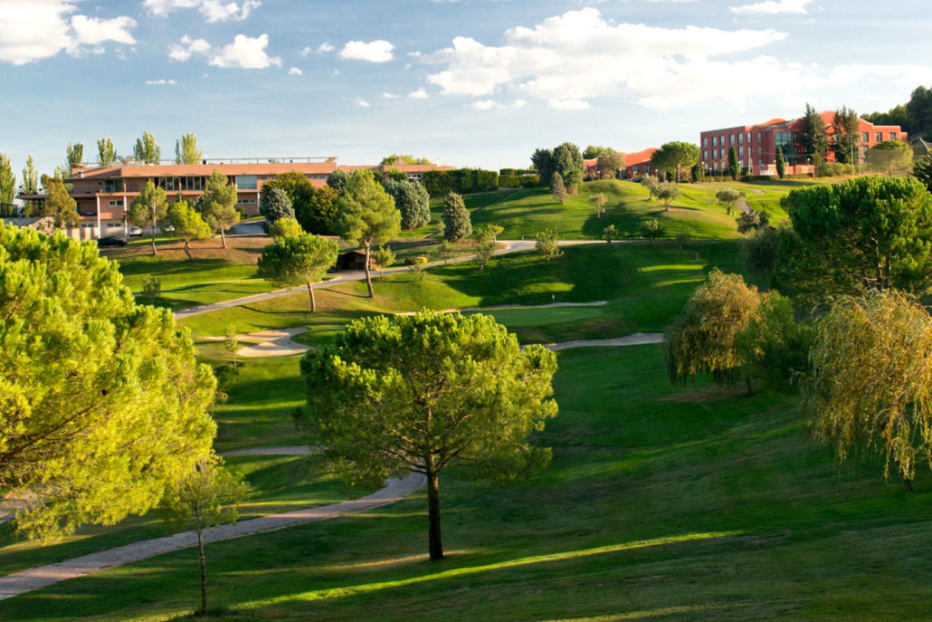 campo de golf barcelona árboles casa club y hotel