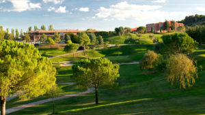 campo de golf barcelona árboles casa club y hotel