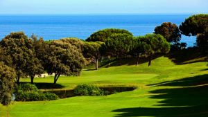campo de golf llavaneras vista arboles y mar mediterraneo