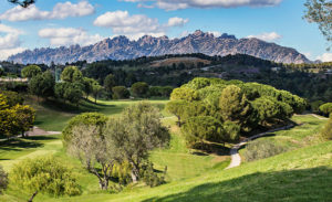 golf en barcelona club de golf barcelona vistas a montaña de montserrat