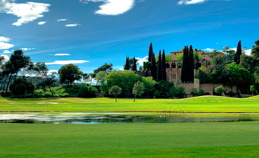 golf en barcelona club de golf la roca lago manso villalba