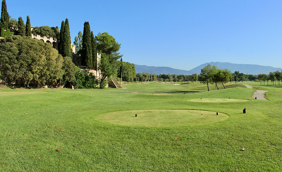 golf en barcelona club de golf la roca vistas a montaña y manso villalba