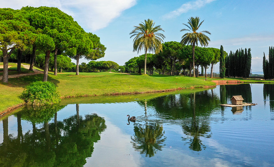 golf en barcelona club de golf llavaneras lago