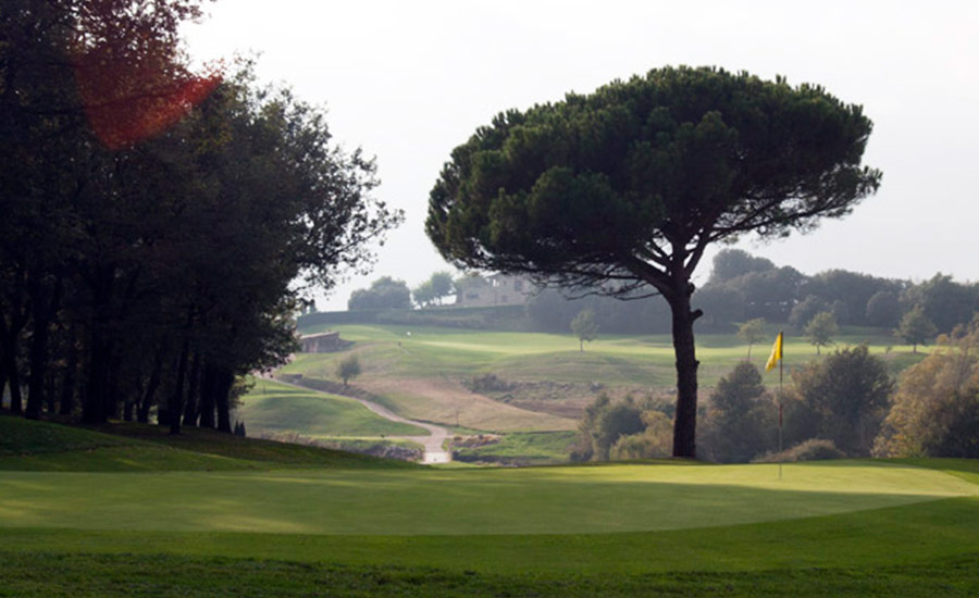 golf en barcelona club de golf montanya arbol y bandera amarilla