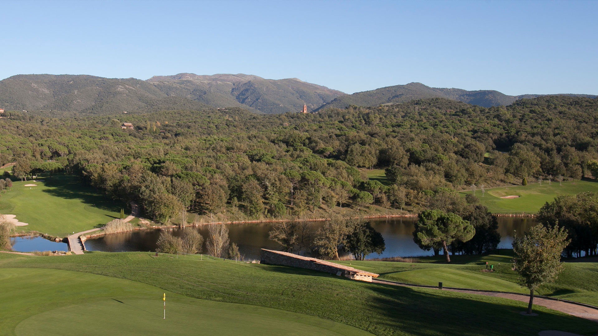 campo de golf montanya lago y bosques