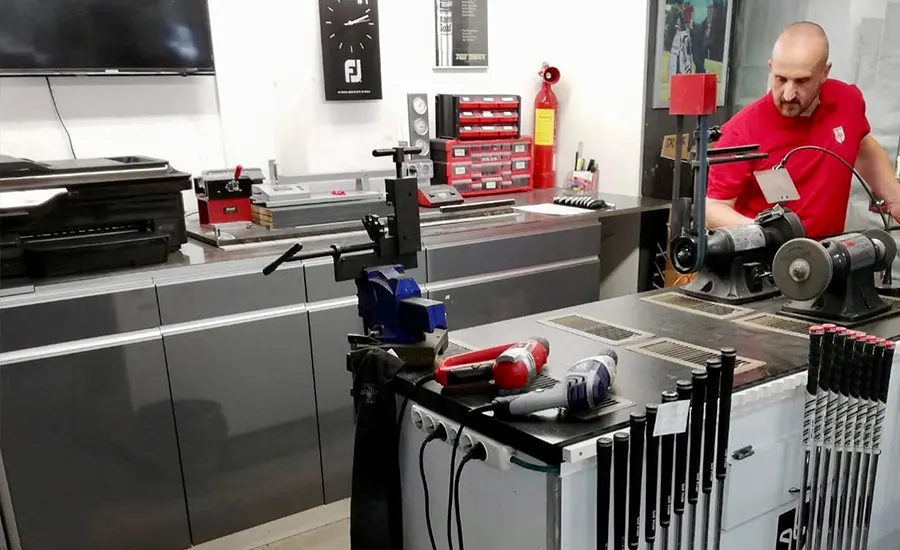 Where to buy golf equipment in Barcelona fitting studio